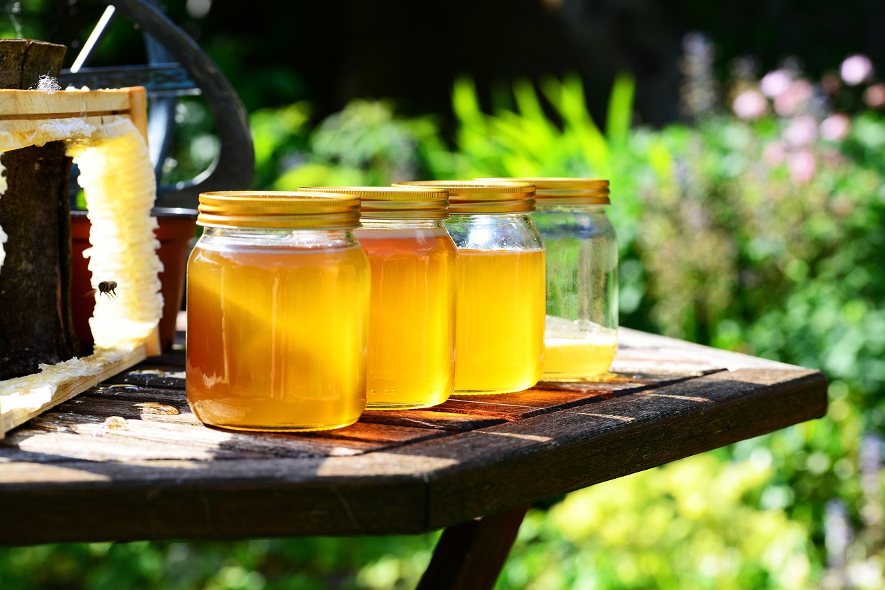 Honig im Glas mit dunklem Hintergrund